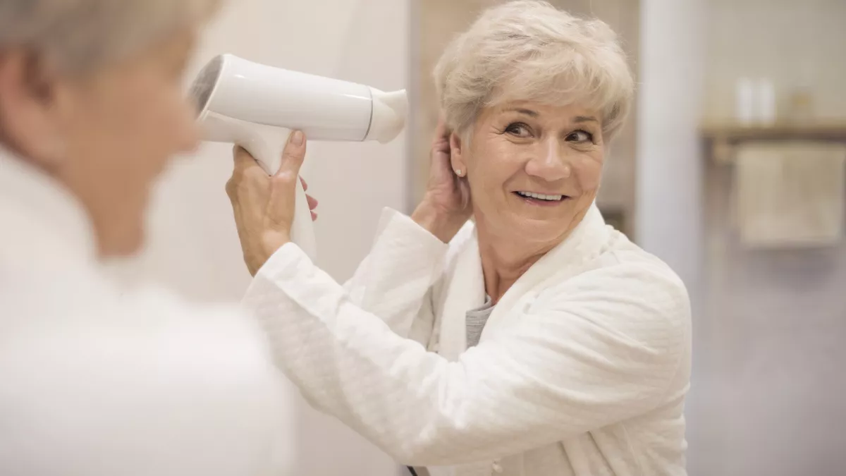 Стрижки после 45, которые реально молодят: минус 10 лет без салонов и сложной укладки