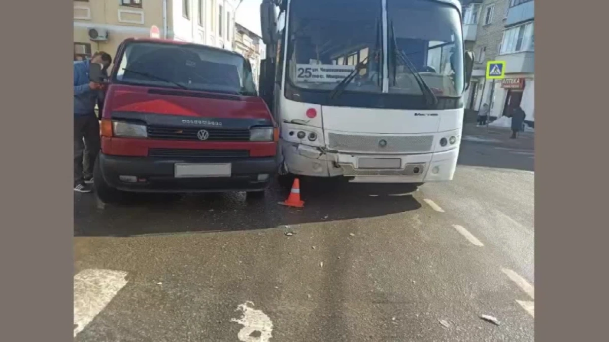 В Ельце пожилую пассажирку госпитализировали после столкновения автобуса и легковушки