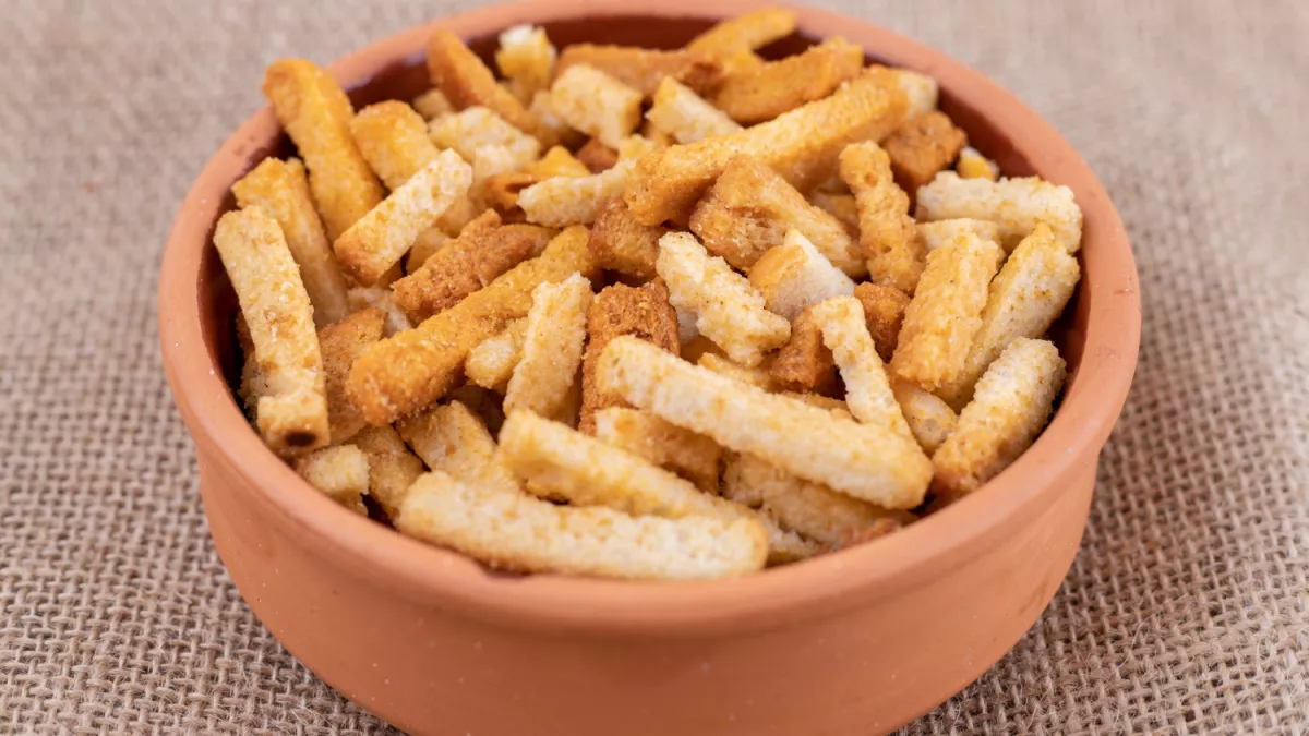 Хрустящие чесночные гренки как из ресторана за 15 минут: всё смешали – и в духовку