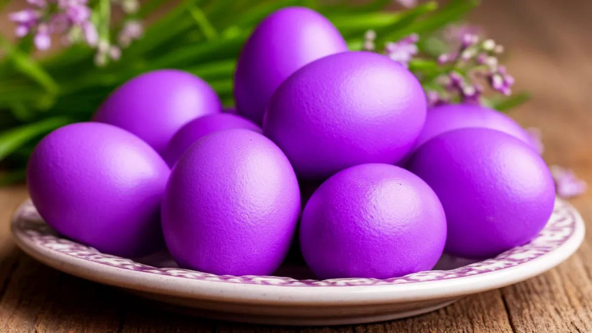 Модный сиреневый оттенок для пасхальных яиц: простой способ окрашивания натуральными средствами