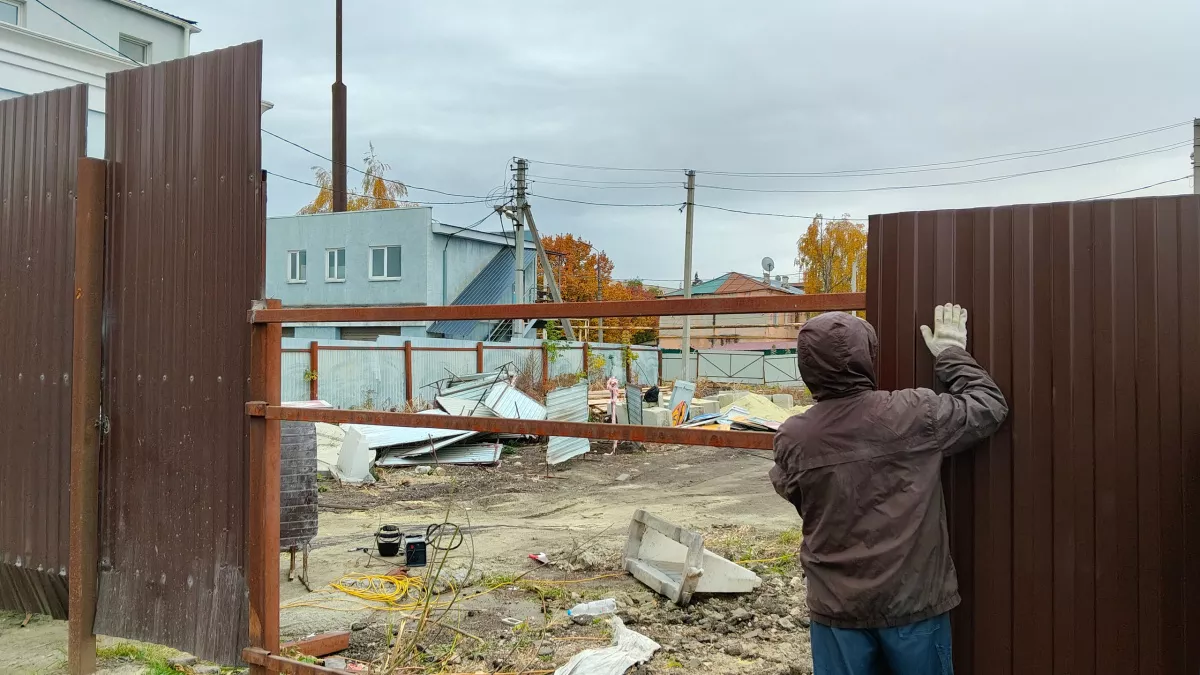 Забор из профлиста больше не в моде - умные хозяева подхватили новую идею: и красиво, и живописно