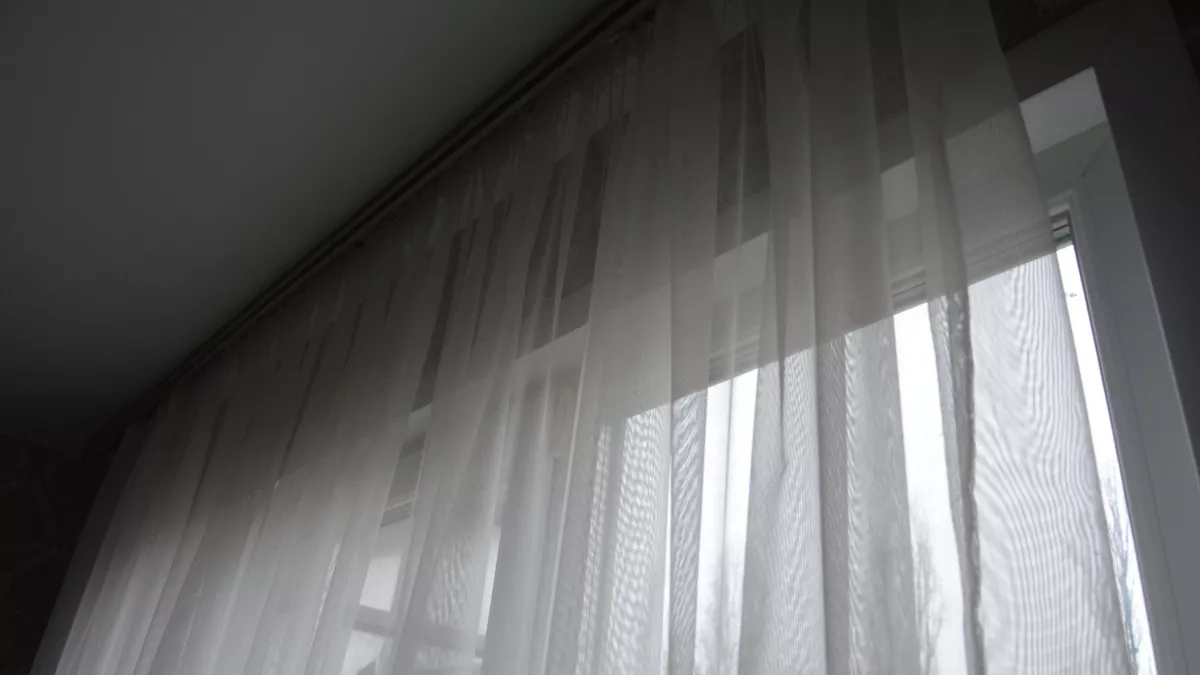 Вернуть тюлю белизну проще простого: один ингредиент убирает серость и пятна - запомните раз и навсегда