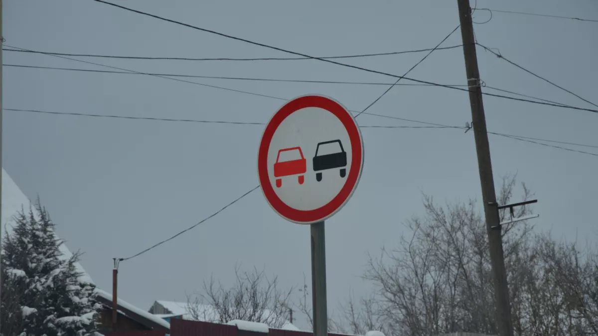 Прерывистая линия между двумя сплошными: что означает такая разметка и можно ли ее пересекать