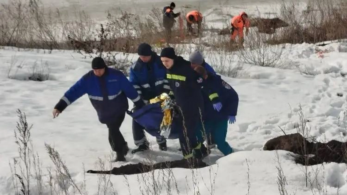 Елецкие спасатели вытащили человека из реки Быстрая Сосна