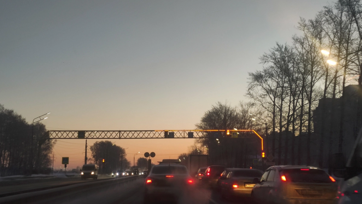 Двойная сплошная с пунктиром внутри: что это за разметка и можно ли её пересекать