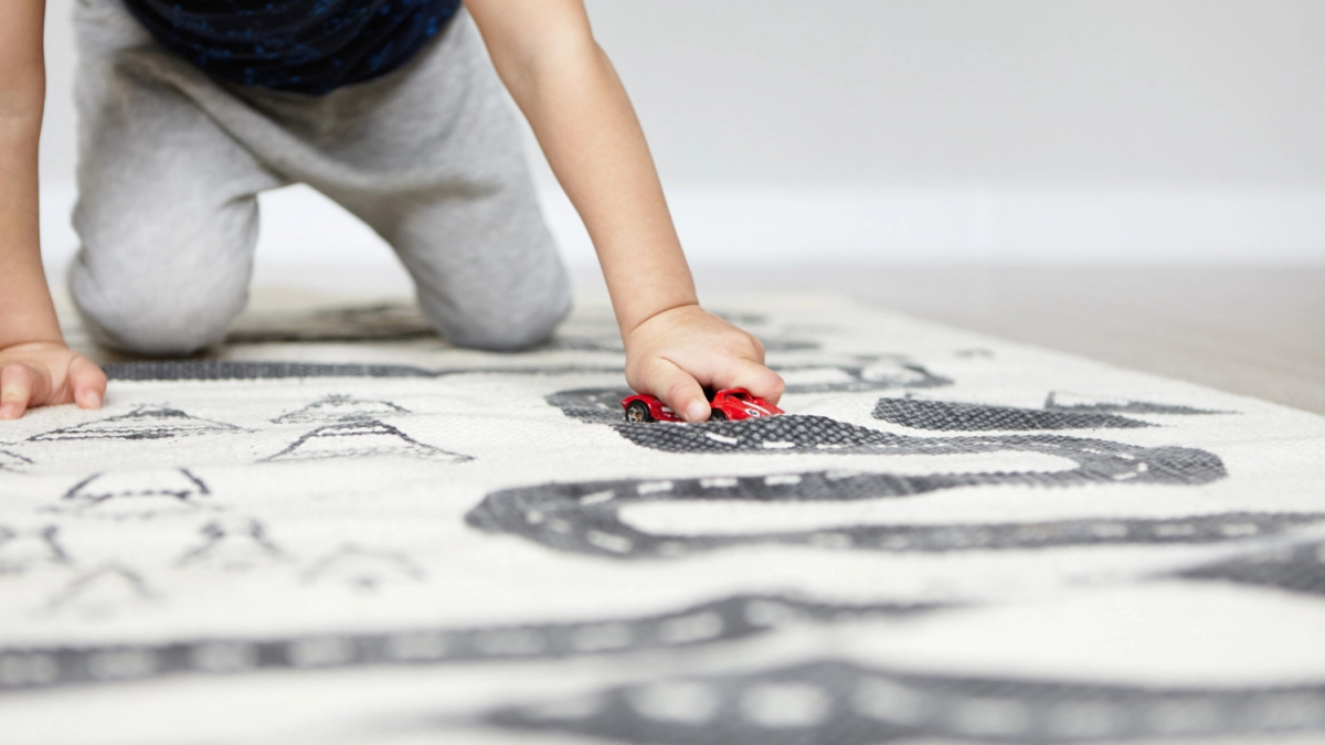 Старые футболки больше не выбрасываю: делаю коврики, которые лучше магазинных – 3 простых способа