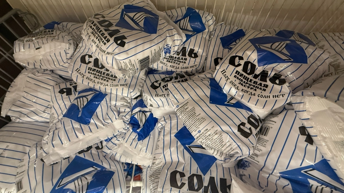 Свекровь перемешала порошок с солью и дала попробовать: теперь стираю только так