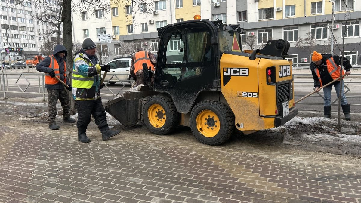 Липецкие дорожники ежедневно ликвидируют ямы на городских улицах