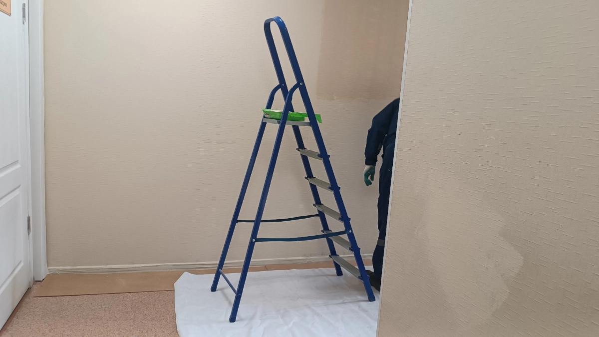 Обои постоянно расходятся по швам: как подклеить за 10 минут и забыть о проблеме