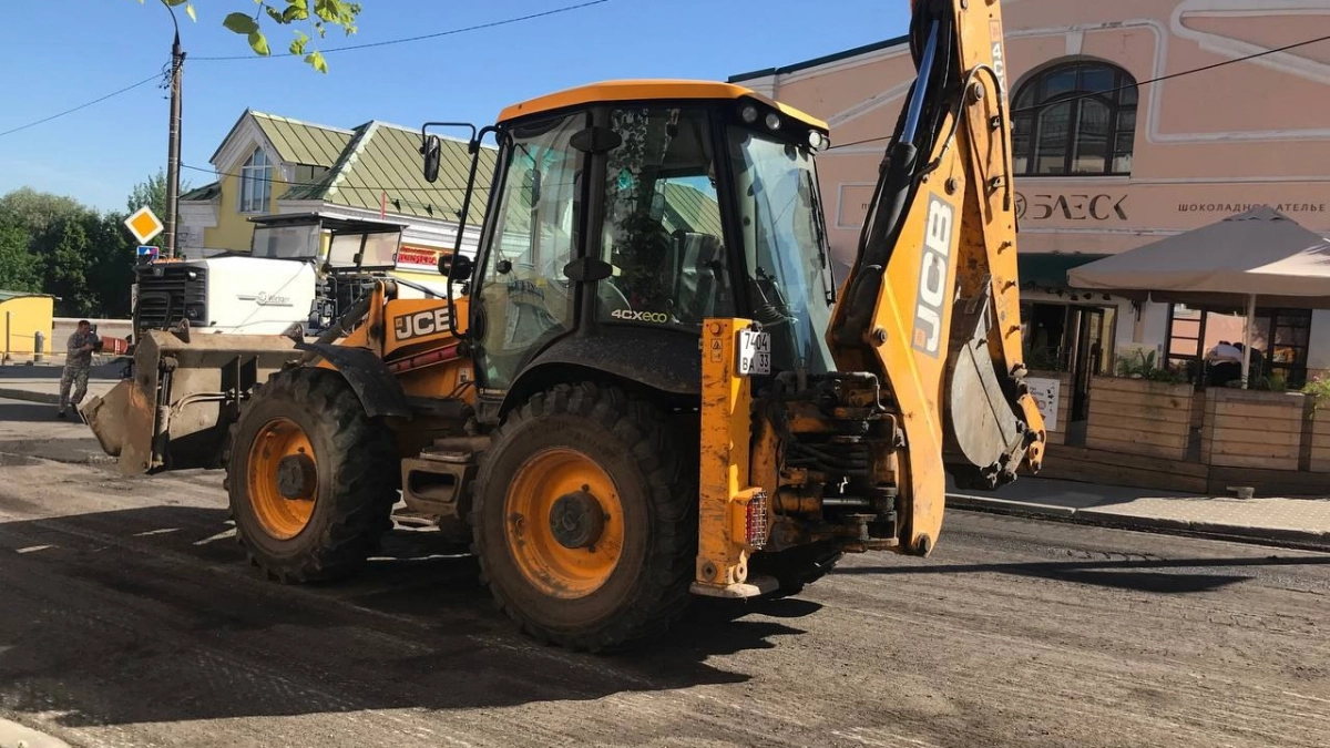 Верховный суд поставил точку в споре: можно ли обгонять трактор или экскаватор через двойную сплошную