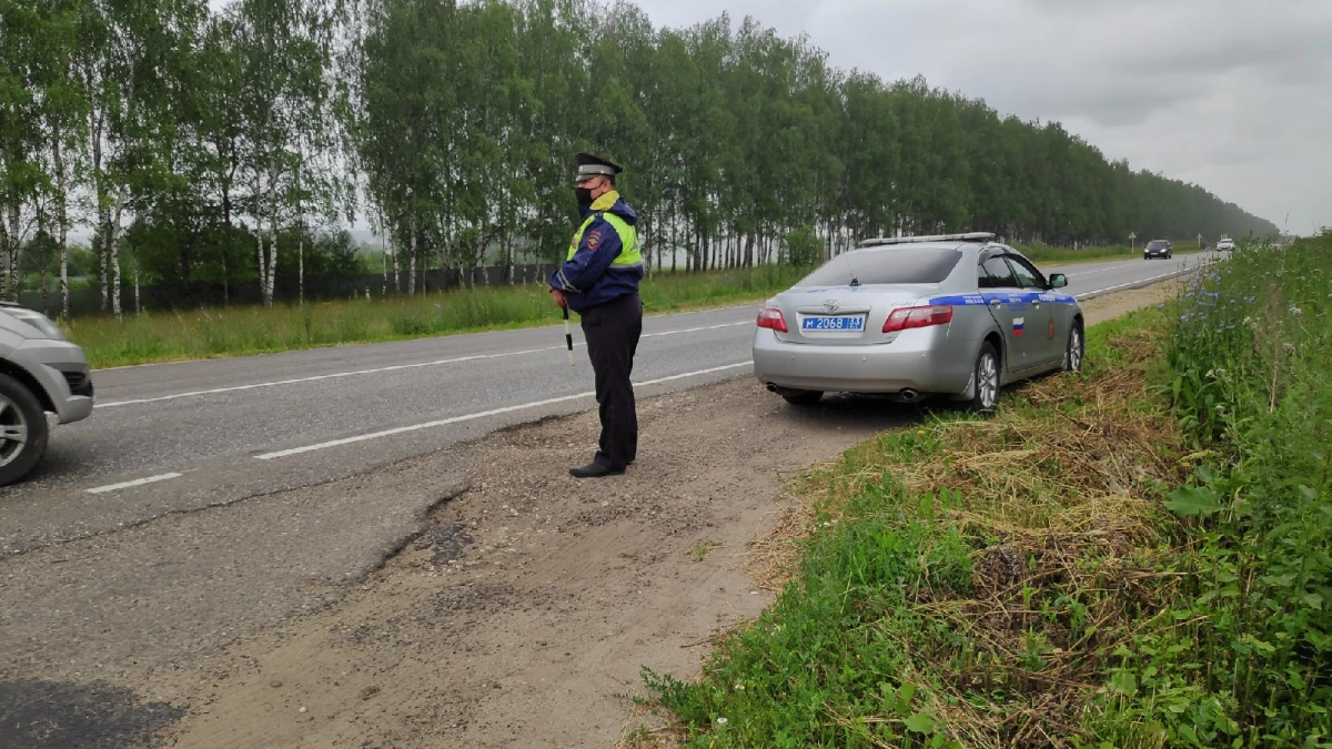 Инспектор ДПС требует документы у припаркованного авто: обязан ли водитель подчиняться – ответ автоюриста