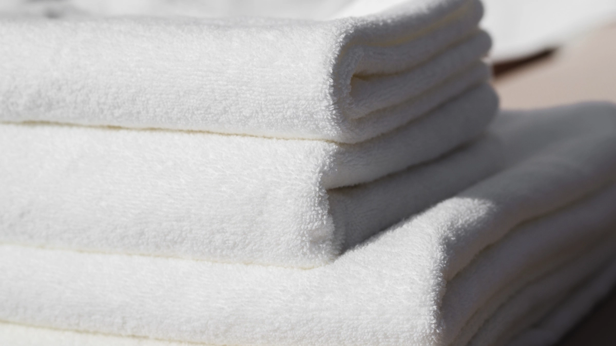 Всего стакан в стиралку — и махровые полотенца мягче, чем в день покупки: ткань больше не наждачка