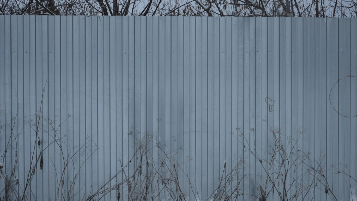 Забор из профлиста больше не в моде - умные хозяева подхватили новую идею: и красиво, и живописно