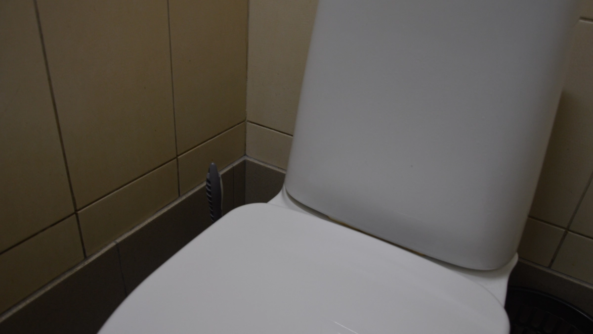 Всего 1 колпачок в слив — и унитаз заблестит как новый: ни ржавчины, ни налёта, будто только что из магазина