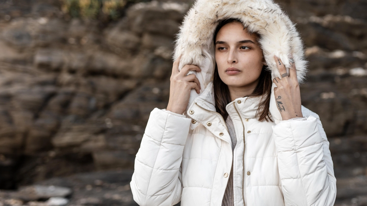 Убираю тоналку с воротника за пару минут: пользуюсь этим способом постоянно — пятен как не бывало