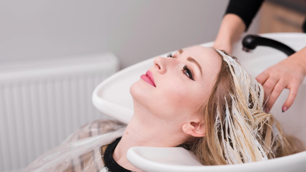 Красить волосы больше не в тренде: в Европе давно делают совершенно новую процедуру