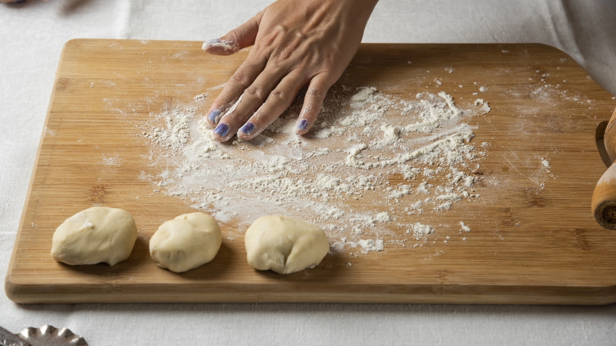 Тесто, которое подходит для всего: пирожки, пицца, булочки — и остается мягким даже на второй день