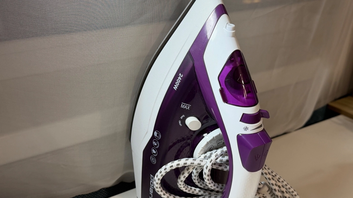 Как легко почистить утюг от накипи: просто наклейте скотч на подошву – реально работает