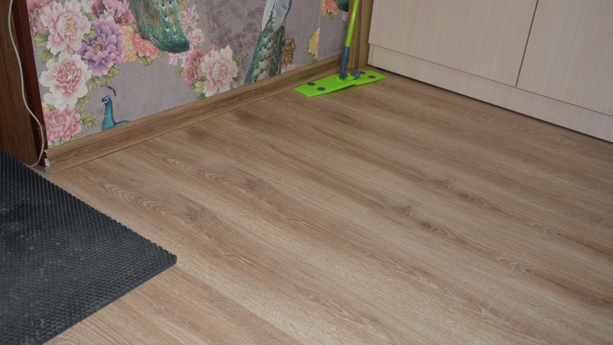 Аромат в доме держится днями: что добавить в ведро при мытье полов, чтобы забыть про освежители