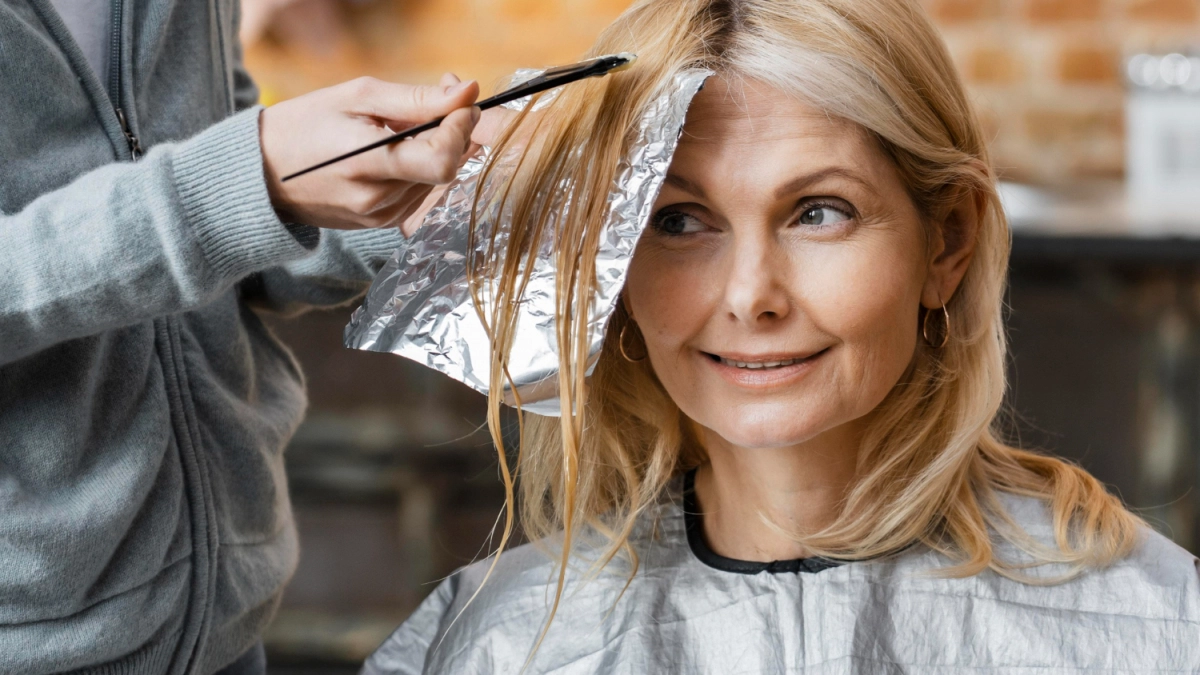 Как правильно закрашивать седину: 5 ошибок, из-за которых краска сходит раньше времени