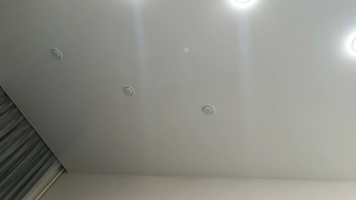 Натяжные потолки больше не в тренде: показываю 4 актуальные альтернативы для стильного ремонта