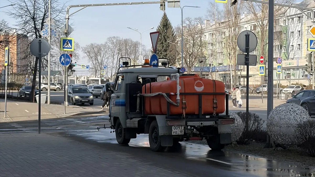 Липецкие дорожники взялись за влажную уборку тротуаров