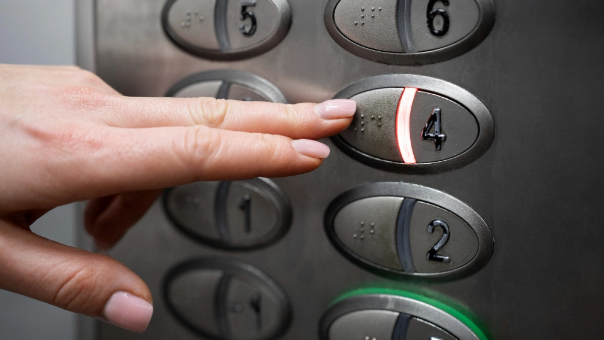 Новые лифты с гербом региона появляются в липецких многоэтажках