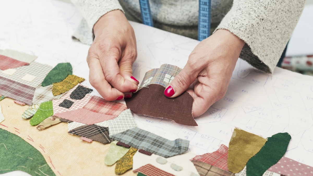 Обрезки ткани не выбрасываю: 9 идей, как превратить их в полезные вещи для дома и дачи