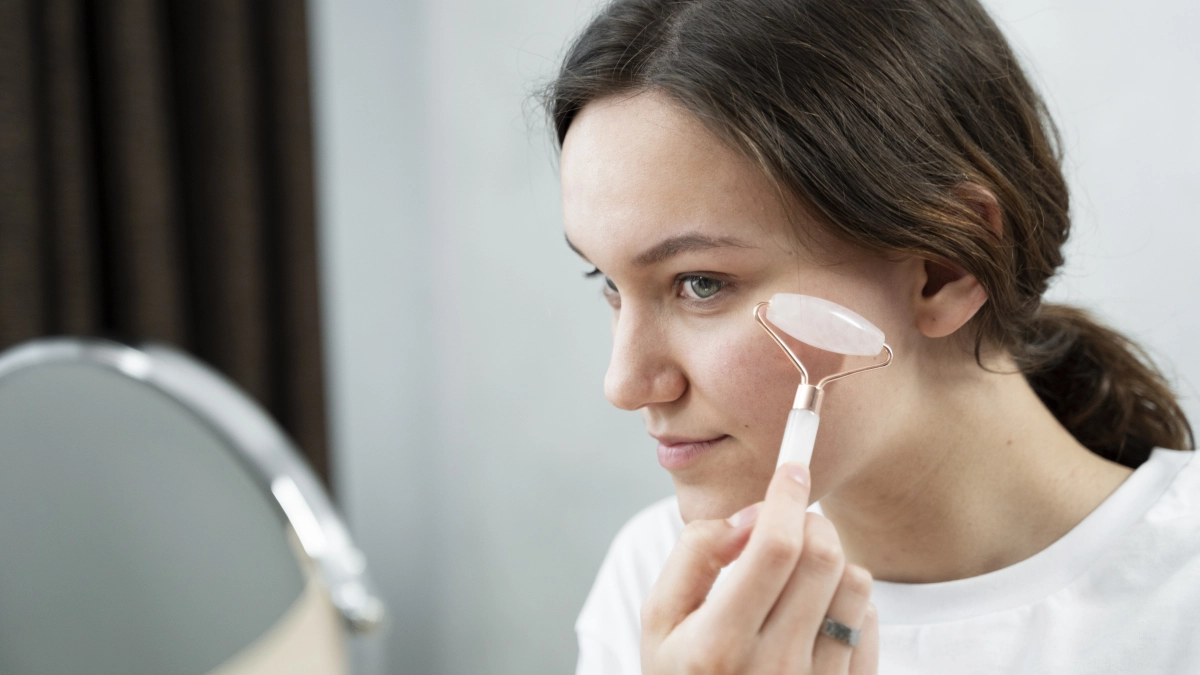 Лицо проснулось, а морщины никуда не делись: почему уход за веками требует особого подхода