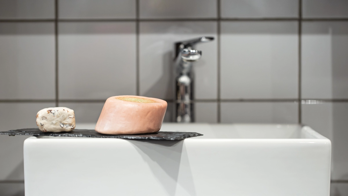 Что сделать со старой кафельной плиткой, чтобы не снимать: 4 способа дать ей вторую жизнь