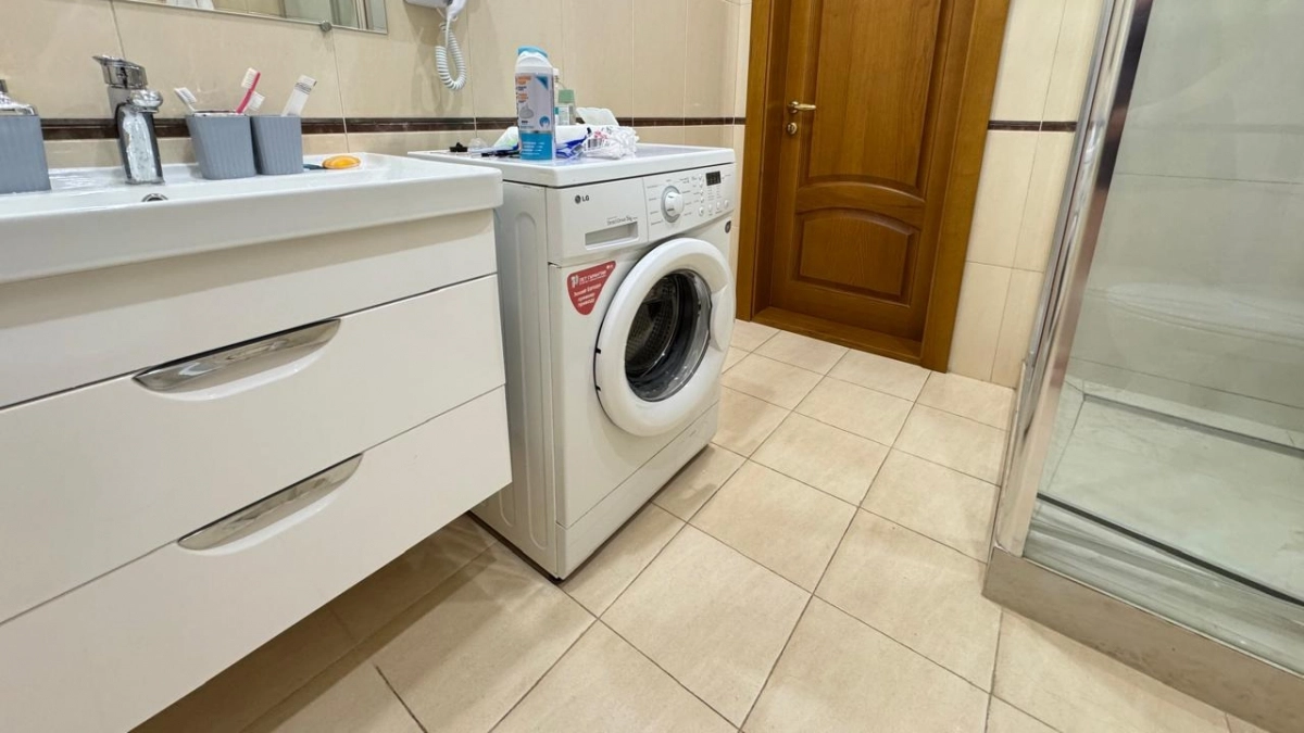 Тумбочки в ванной больше не в моде: 4 стильных альтернативы, которые могут освежить интерьер