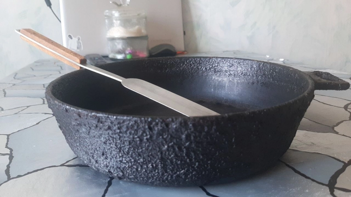 Способ «Два стакана»: как легко отмыть грязную посуду без дорогой химии и жестких губок - даже самые старые сковородки засияют