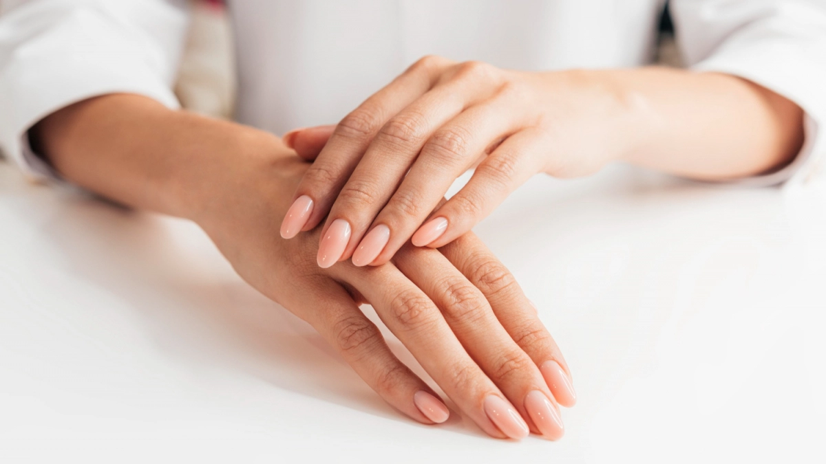 Мажу ногти, надеваю перчатки — и забываю про ломкие ногти: трачу копейки, а получаю салонный эффект