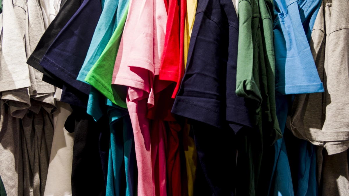 Старая футболка и час свободного времени: делаю декор, который соседи просят повторить