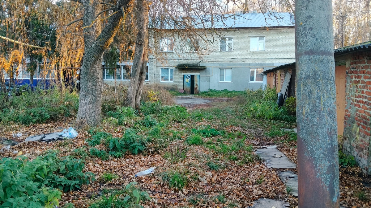 В центре Липецка снесли заброшенный двухэтажный дом на улице Интернациональной