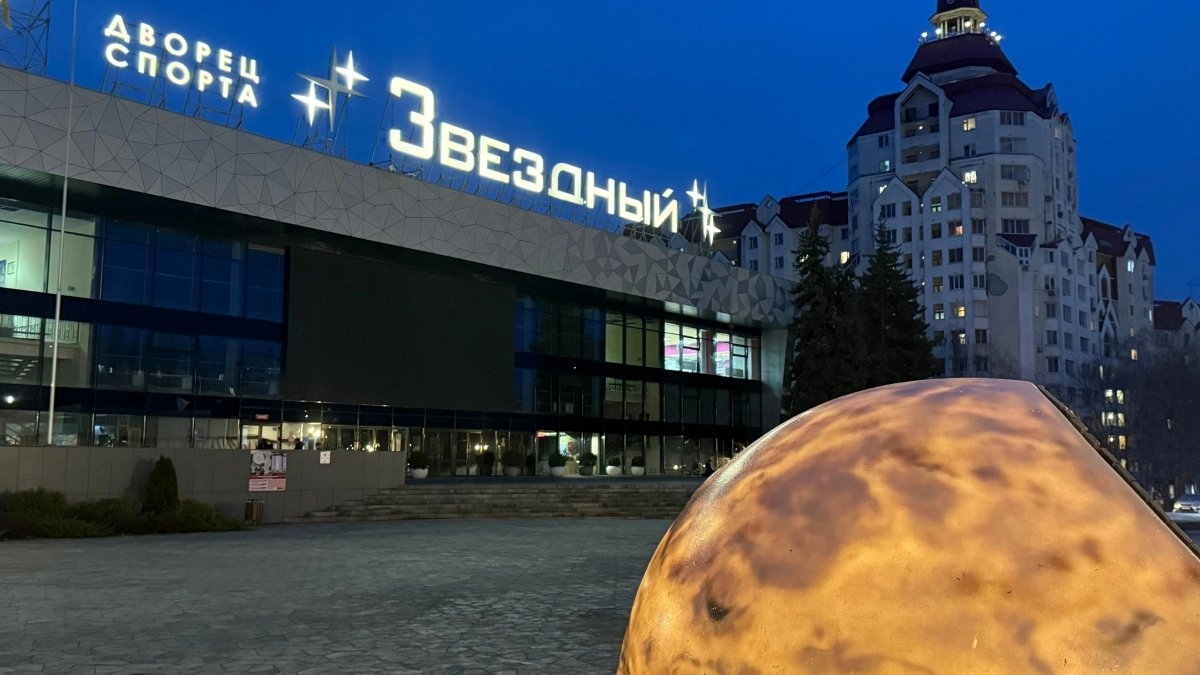 Скамейки-«планеты» у «Звёздного» снова засияли после ремонта