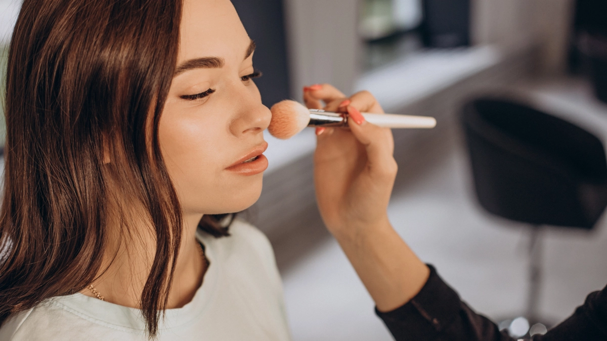 Как сделать лицо молодым и свежим: 4 простых приёма визажиста для макияжа после 50