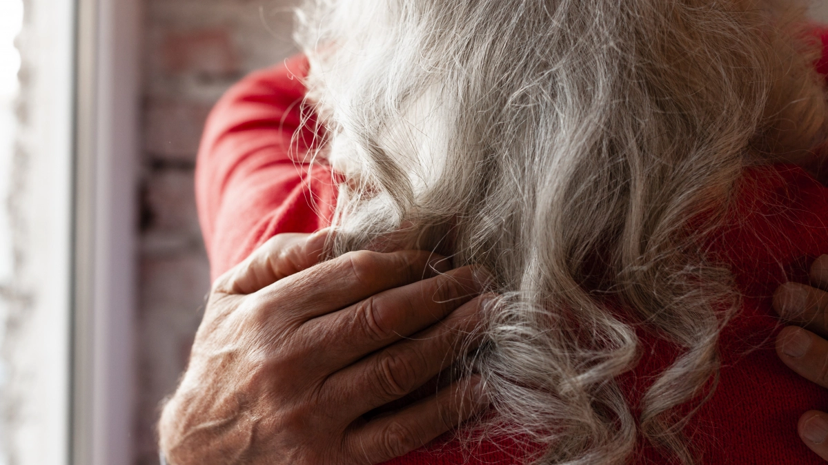 Седина — это дорого и стильно: как подобрать цвет волос, чтобы выглядеть на 10 лет моложе