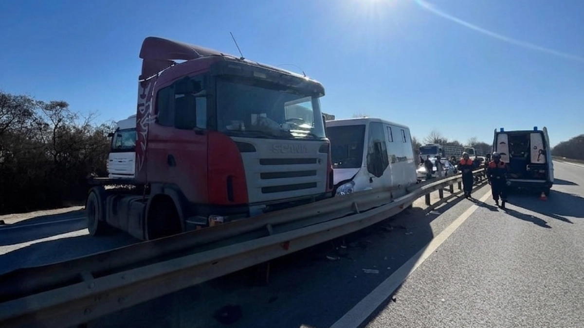 Под Боринским столкнулись пассажирский автобус и фура