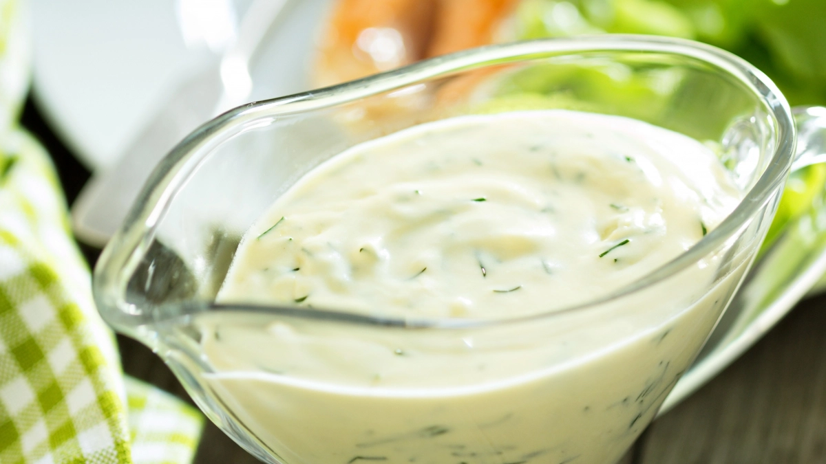 Ресторанный соус «Цезарь» за 10 минут: готовим дома без магазинных заменителей
