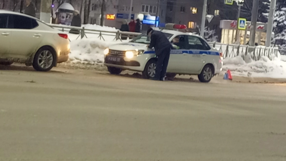 Инспектор ГАИ просит открыть капот автомобиля: как правильно отказать и когда это можно сделать – ответ автоюриста