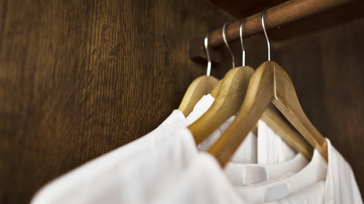 4 пшика — и вещь выглядит как после химчистки: спрей, который освежает без стирки и глажки