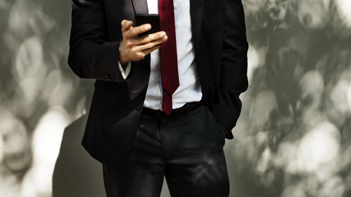 Как гладить брюки, чтобы стрелки остались ровными: порядок действий, правила и советы по утюжке