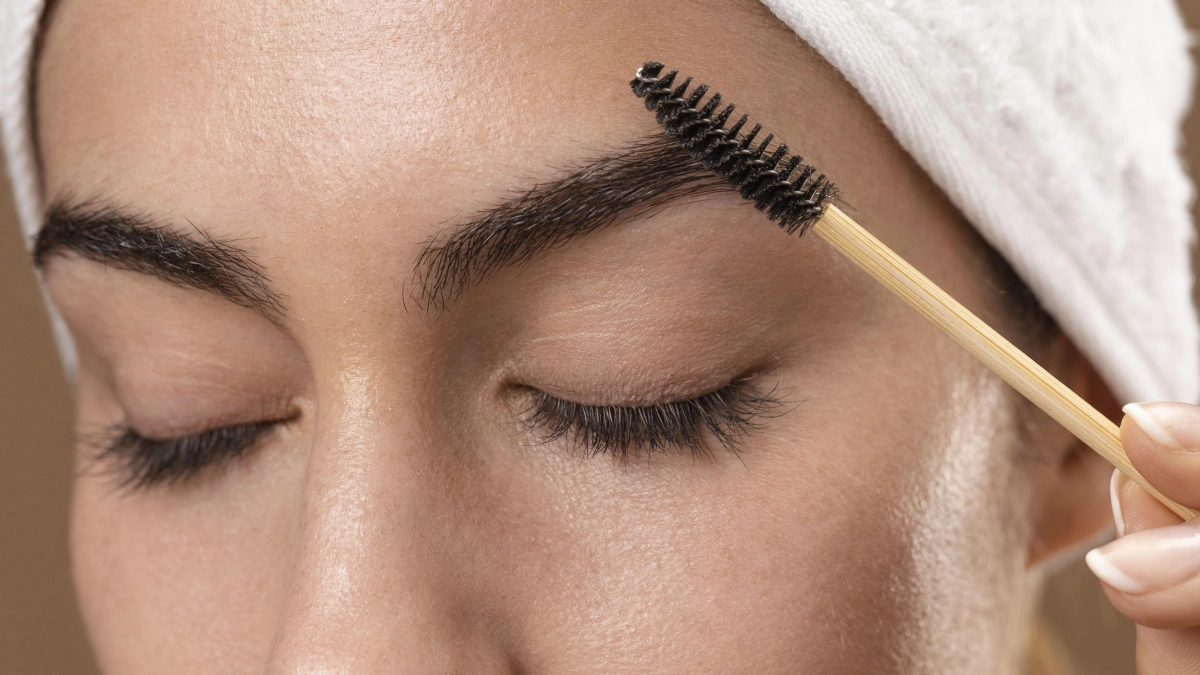 Мажу брови раз в три дня — и они стали гуще: про карандаш забыла окончательно