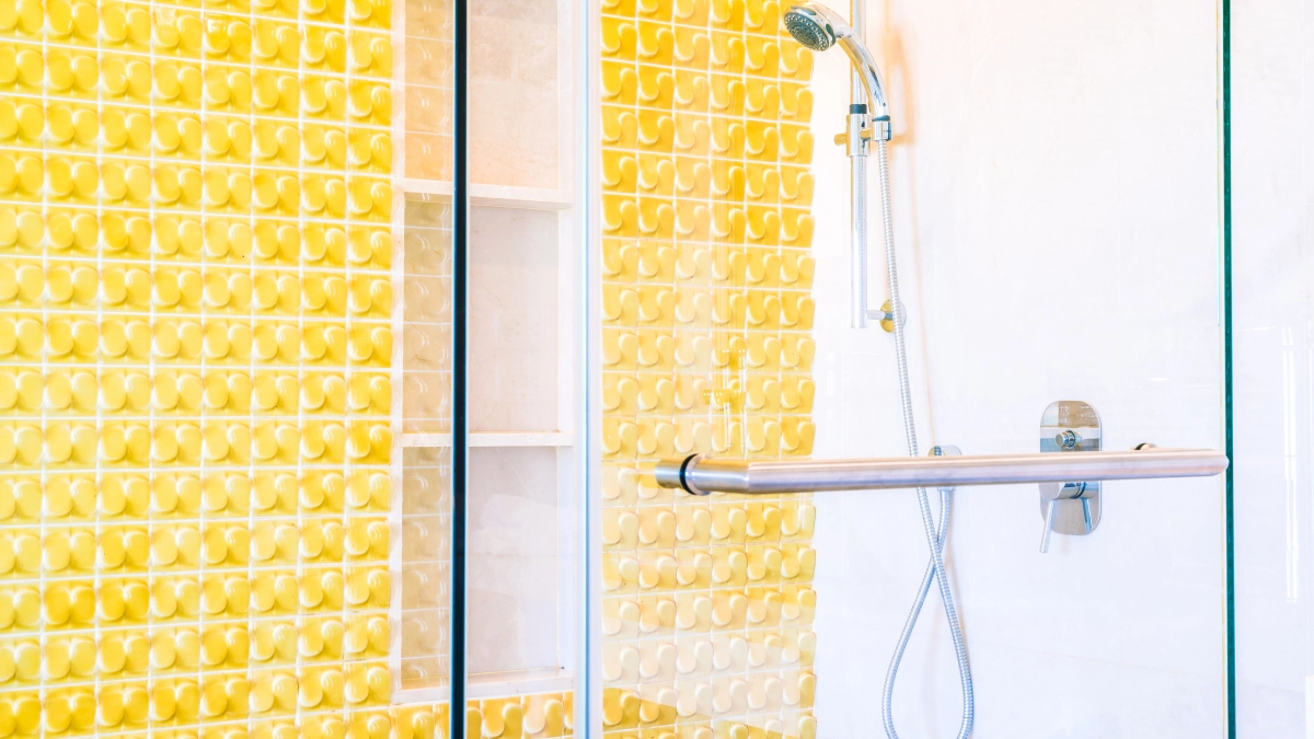 Прощай, душевая кабина: дизайнеры возвращают в ванные советские стеклоблоки