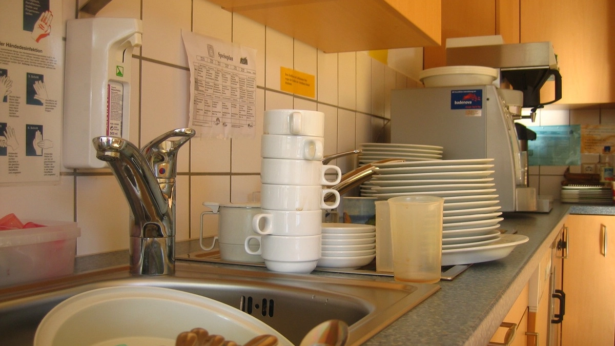 Почему нельзя мыть посуду в гостях – запомните раз и на всю жизнь