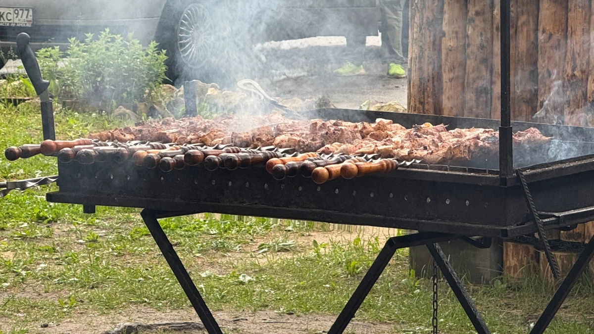 Шашлык, который помнят с детства: готовим по-советски просто — мясо мягкое, лук хрустящий, аромат на весь двор