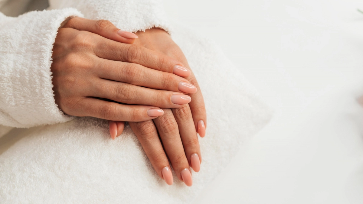 Втираю 2 капли перед сном — ногти крепкие и блестят даже без лака уже через неделю