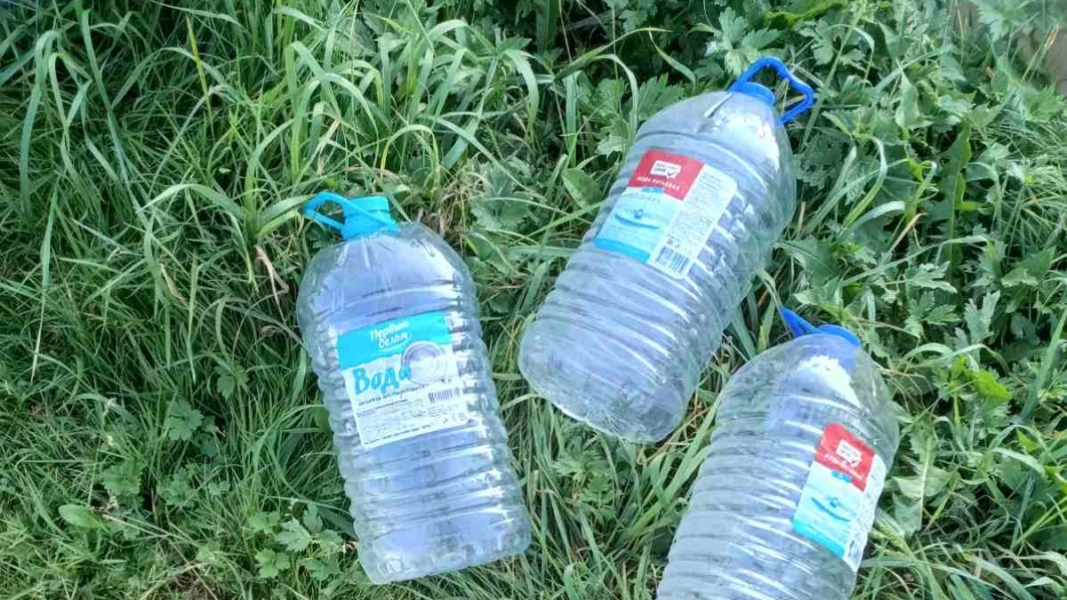 Выкидывать пластиковые бутылки - моветон: новый тренд 2026 — вертикальные грядки из отходов на балконе