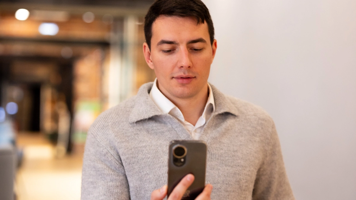 Ева от МегаФона научилась распознавать голоса роботов и дипфейки